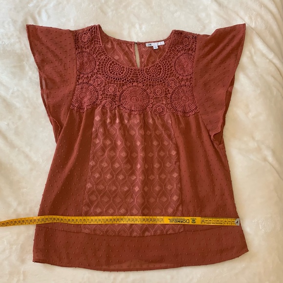 DR2 Crochet-like patterned blouse - Picture 8 of 10